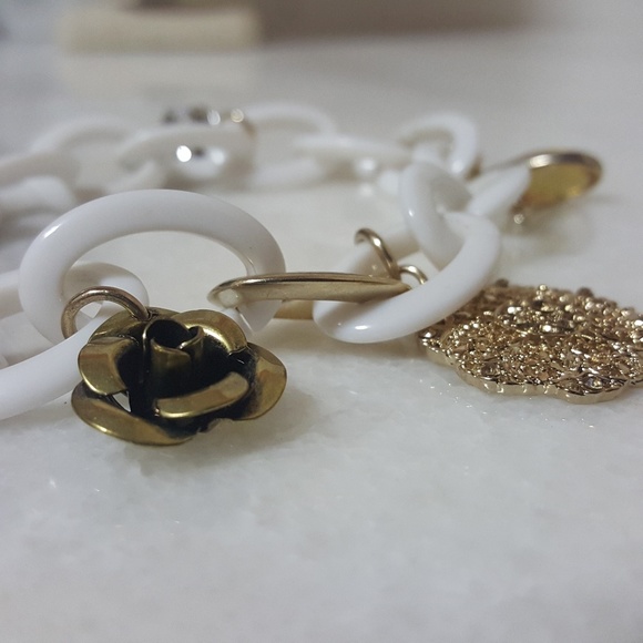 🎉🎉🎉 HOST PICK 🎉🎉🎉 Simply Vera White Charm Bracelet - Picture 3 of 8